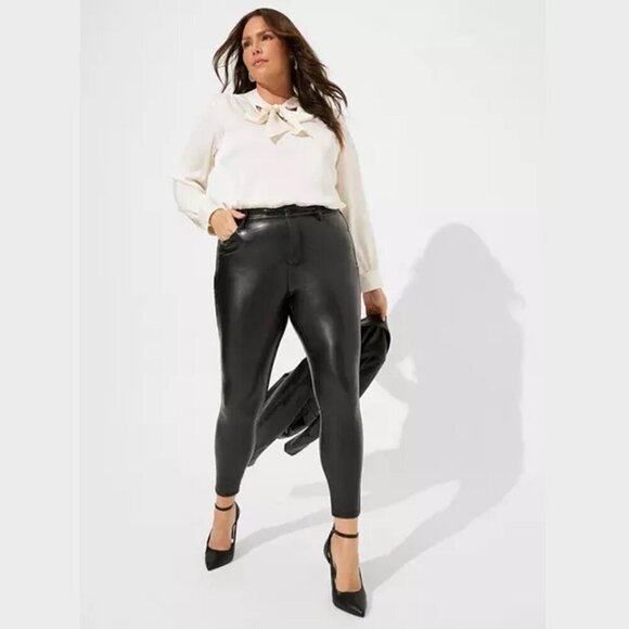 Torrid - Studio Bubble Satin Bow Tie Blouse in Pristine Cream / White​​​​ - Picture 10 of 12